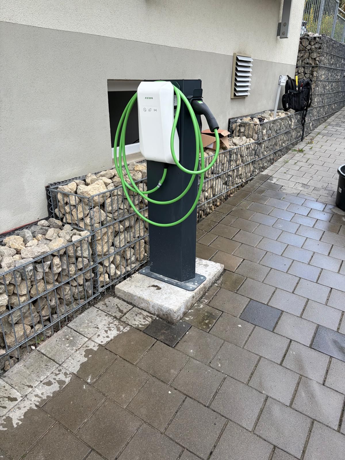 Installation einer KEBA Wallbox mit Standfuß