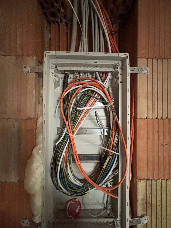 Elektroinstallation eines modernen Dreifamilienhauses