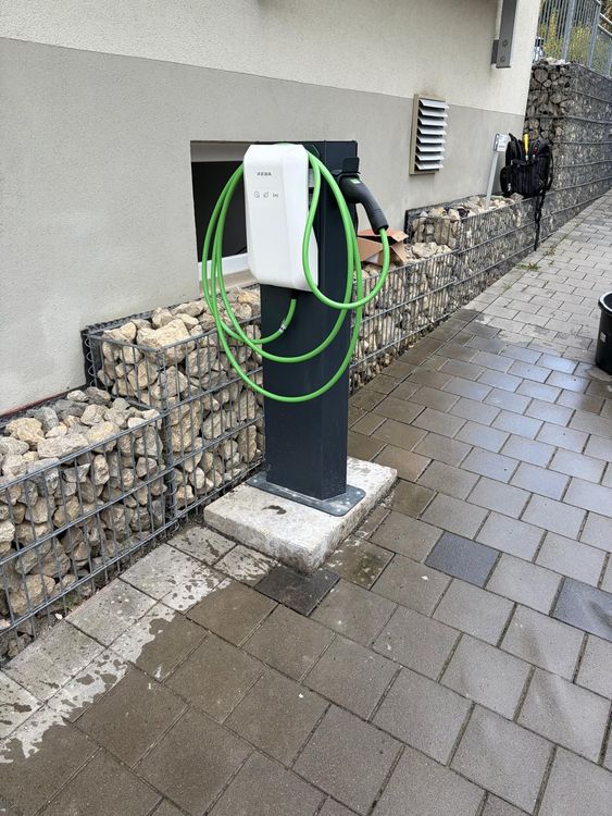 Installation einer KEBA Wallbox mit Standfuß