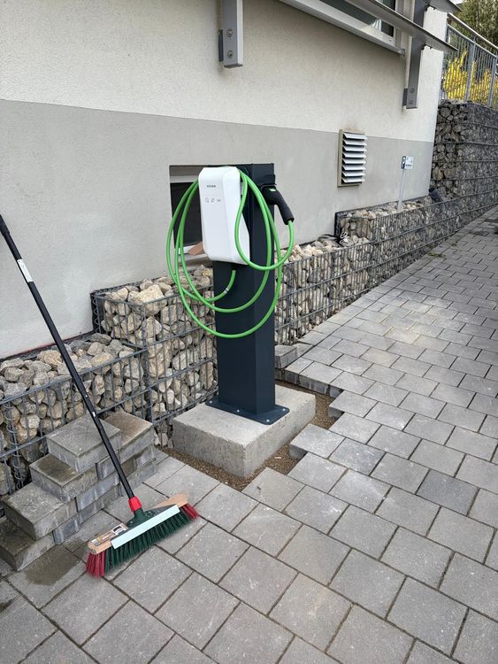 Installation einer KEBA Wallbox mit Standfuß
